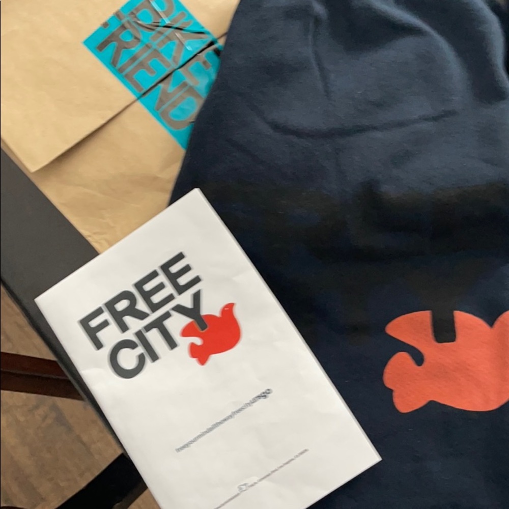 Free city sweats size M